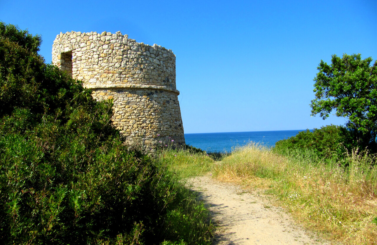 Steinturm, Weg zum Meer am CAPFUN Marina d'Al�ria, Aleria (20).