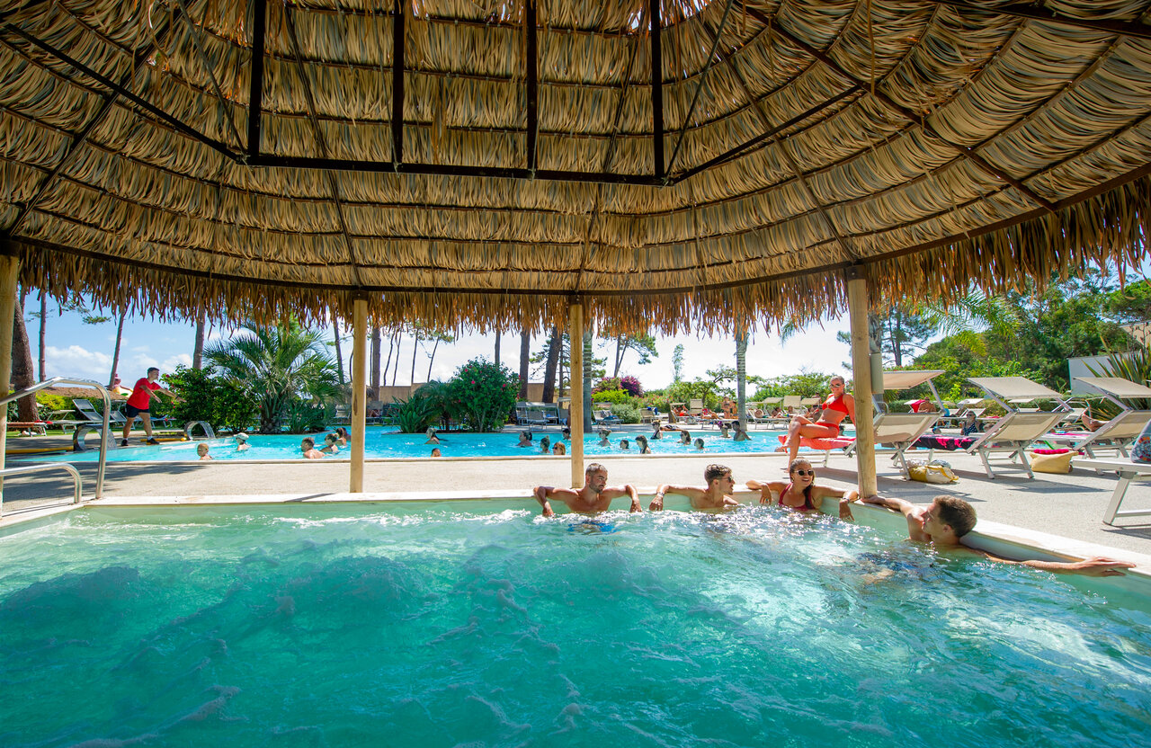 Whirlpool unter Strohdach, Au�enpool bei CAPFUN Marina d'Al�ria in Aleria (20).