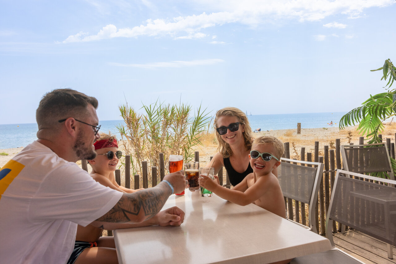 Familie an der Strandbar auf dem Campingplatz CAPFUN Marina d'Al�ria in Aleria (20).