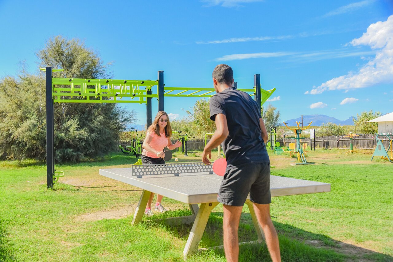 Tischtennis und Outdoor-Fitnessbereich auf dem Campingplatz CAPFUN Marina d'Al�ria in Aleria (20).