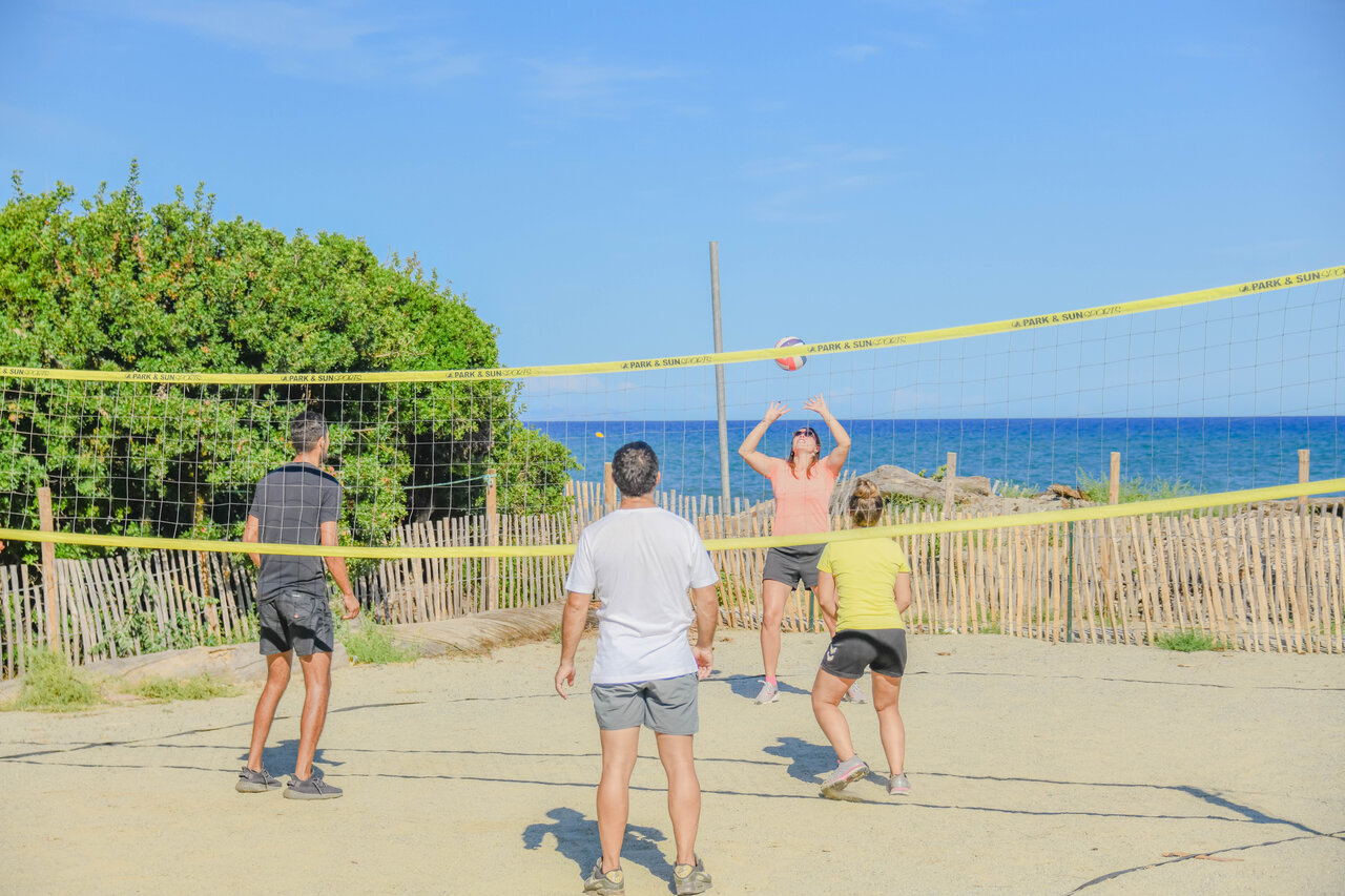 Volleyball auf dem Campingplatz CAPFUN Marina d'Al�ria in Aleria (20).