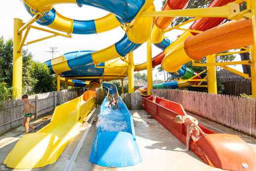 Kleurrijke waterglijbanen met spelende kinderen op camping CAPFUN Marina d'Al�ria in Aleria (20).