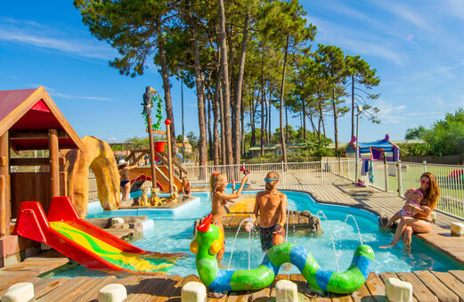 Spielerisches Schwimmbad, Rutsche auf dem Campingplatz CAPFUN Marina d'Al�ria in Aleria (20).