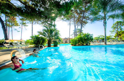 Au�enpool mit Wasserstrahlen, Frauen auf dem Campingplatz CAPFUN Marina d'Al�ria in Aleria (20).