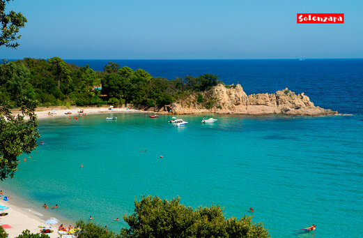 Feiner Sandstrand und t�rkisfarbenes Meer bei Solenzara, Korsika.