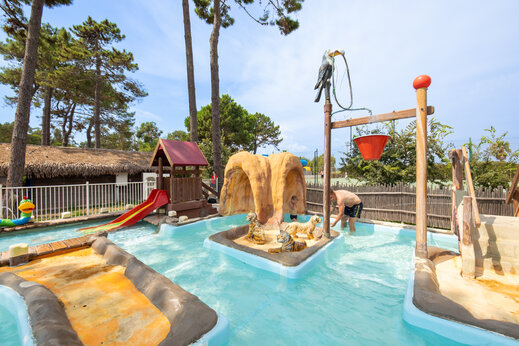 Waterspeeltuin met glijbanen en dieren op camping CAPFUN Marina d'Al�ria in Aleria (20).