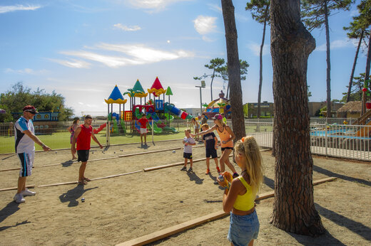 Petanque en speeltuin op camping CAPFUN Marina d'Al�ria in Aleria (20).