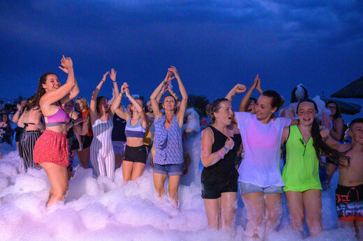 Lebhaftes Schaumparty mit lachenden Campern auf dem Campingplatz CAPFUN Marina d'Al�ria in Aleria (20).