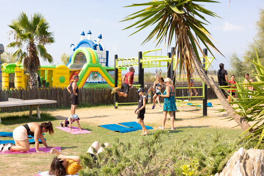 Aufblasbare Strukturen, Sportparcours auf dem Campingplatz CAPFUN Marina d'Al�ria in Aleria (20).