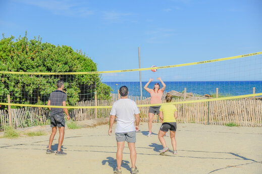 Zandvolleybalveld met spelers en zee op de achtergrond op camping CAPFUN Marina d'Al�ria in Aleria (20).