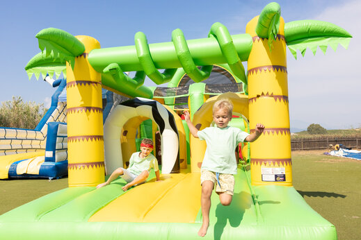 Kinderen spelen op een gigantisch opblaasbaar speeltoestel op camping CAPFUN Marina d'Al�ria in Aleria (20).