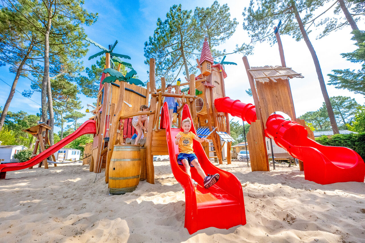 Children's playground with slides at VAGUES OCEANES Marina Landes campsite in Mimizan.