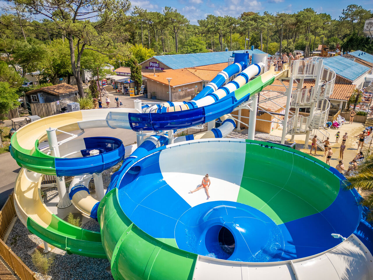 Giant water slide and pool at VAGUES OCEANES Marina Landes Mimizan (40).