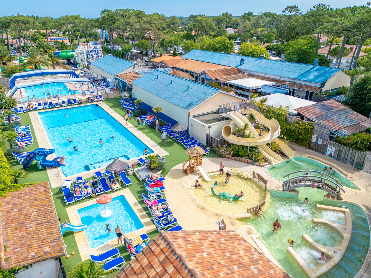 Swimming pools, water slides and aquatic play area at VAGUES OCEANES Marina Landes campsite (40).
