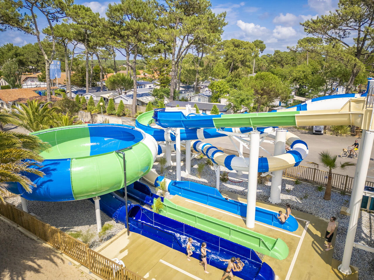 Giant water slides and fun pool at VAGUES OCEANES Marina Landes campsite in Mimizan (40).