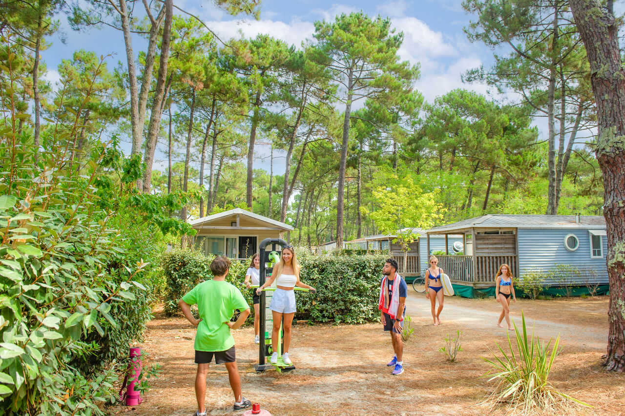 Outdoor fitness equipment and Mobile homes at VAGUES OCEANES Marina Landes Mimizan (40).