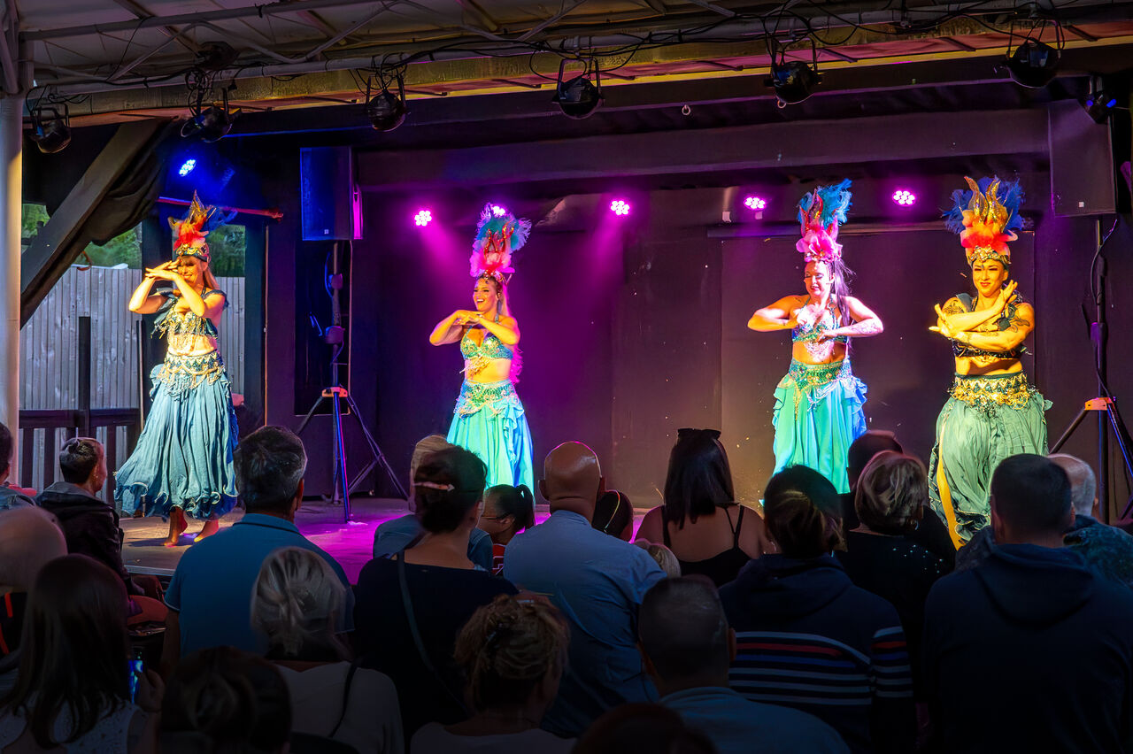 Entertainment dancers show at VAGUES OCEANES Marina Landes campsite in Mimizan (40).