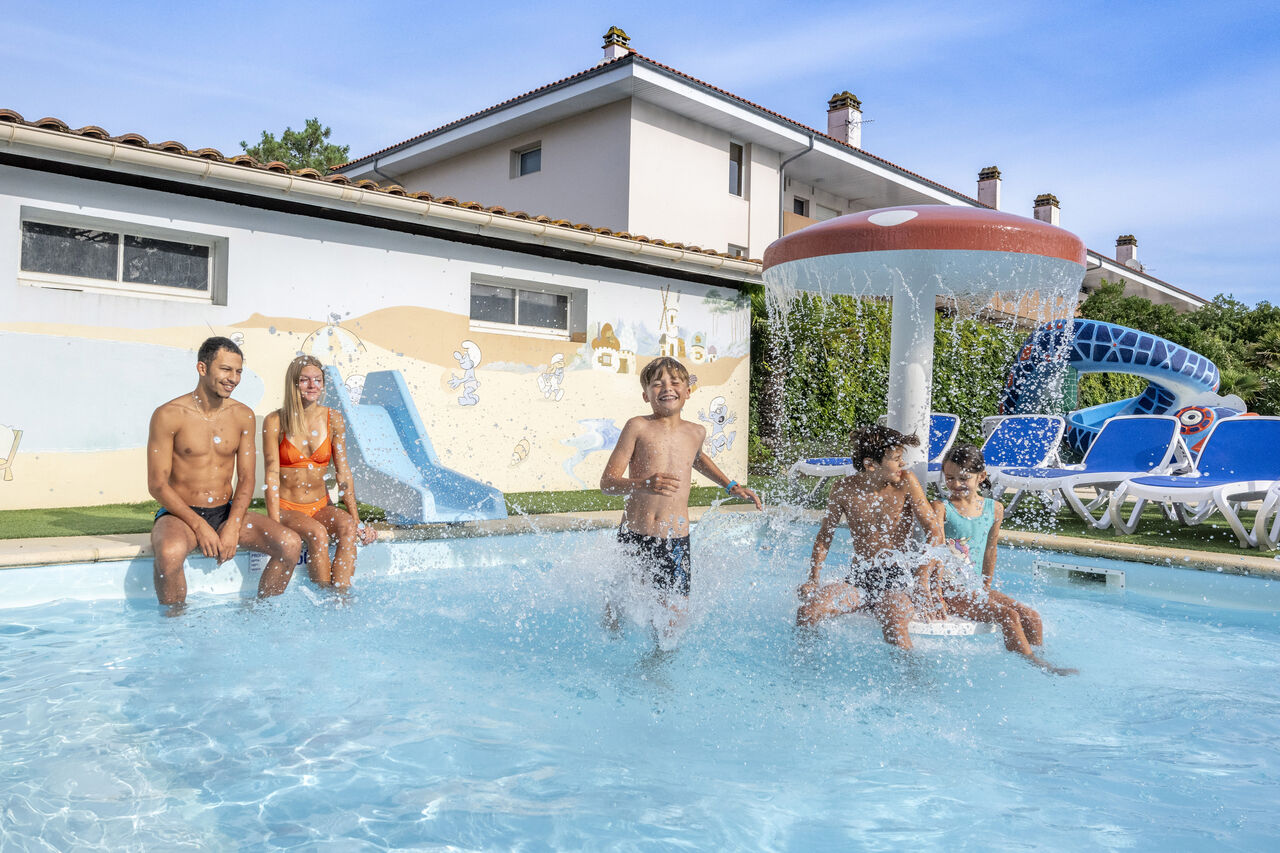 Swimming pool, water games, slides at VAGUES OCEANES Marina Landes campsite in Mimizan (40).