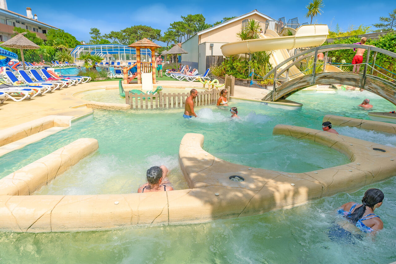 Pool, giant slide, water games at VAGUES OCEANES Marina Landes campsite.