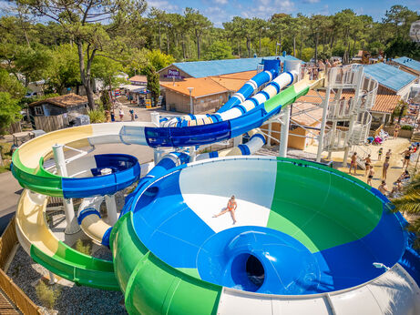 Riesige Wasserrutschen und Außenpool auf dem Campingplatz VAGUES OCEANES Marina Landes in Mimizan (40).