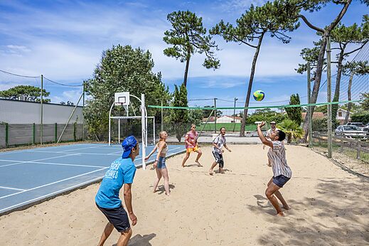 Beachvolleyball auf Sand am Campingplatz VAGUES OCEANES Marina Landes Mimizan.