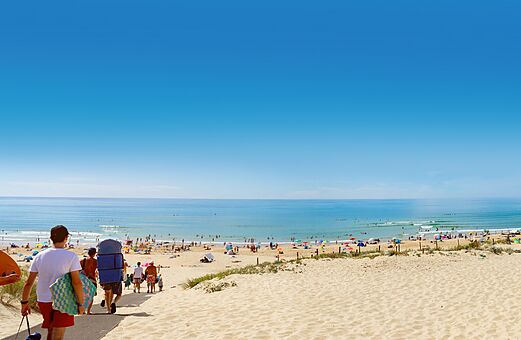 Toegang tot zandstrand, zwemmers en oceaan op camping VAGUES OCEANES Marina Landes.