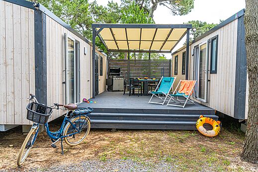 Modern stacaravan, terras en fiets op camping VAGUES OCEANES Marina Landes in Mimizan (40).