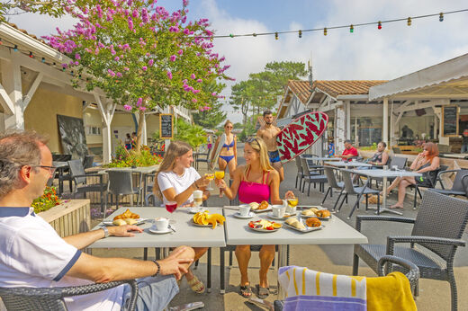 Gemütliches Frühstück auf Restaurantterrasse des Campingplatzes VAGUES OCEANES Marina Landes.