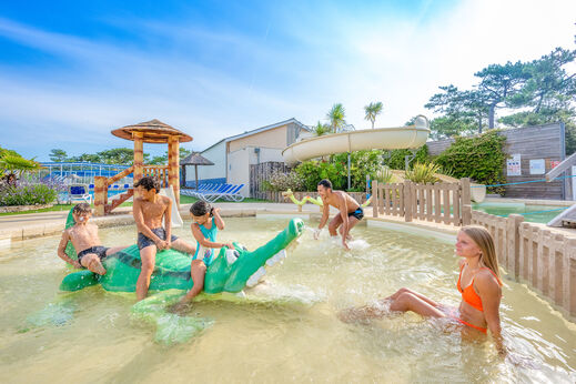 Kinderbecken, Wasserspiele, Rutsche auf VAGUES OCEANES Marina Landes Mimizan (40).