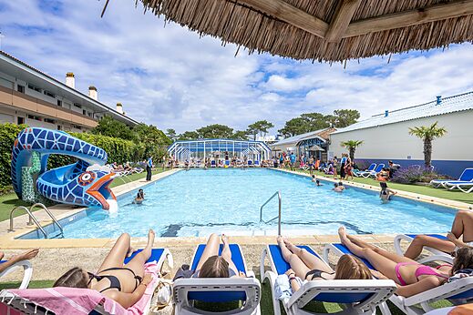 Waterslangglijbaan en buitenzwembad op camping VAGUES OCEANES Marina Landes in Mimizan (40).
