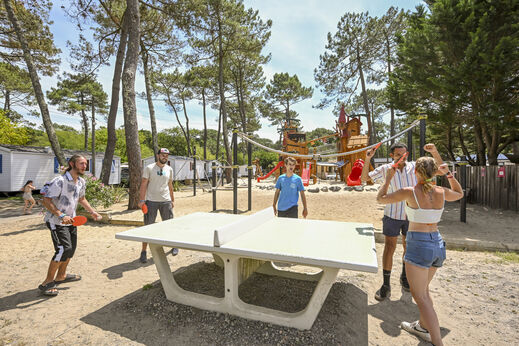 Tischtennis und Spielplatz auf dem Campingplatz VAGUES OCEANES Marina Landes in Mimizan.