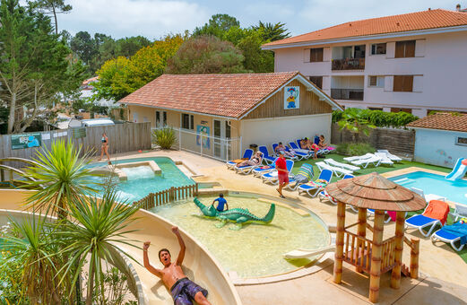 Wasserrutsche, Schwimmbäder und Wasserbereich auf dem Campingplatz VAGUES OCEANES Marina Landes in Mimizan.