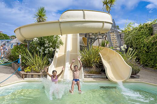 Waterglijbanen, zwembad, kinderen op camping VAGUES OCEANES Marina Landes in Mimizan.