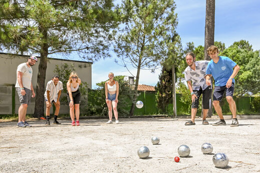 Partie Boule mit Freunden auf dem Campingplatz VAGUES OCEANES Marina Landes.