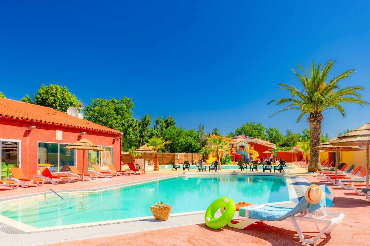 Piscine ext�rieure, transats, jeux aquatiques au camping VAGUES OCEANES Marinette.