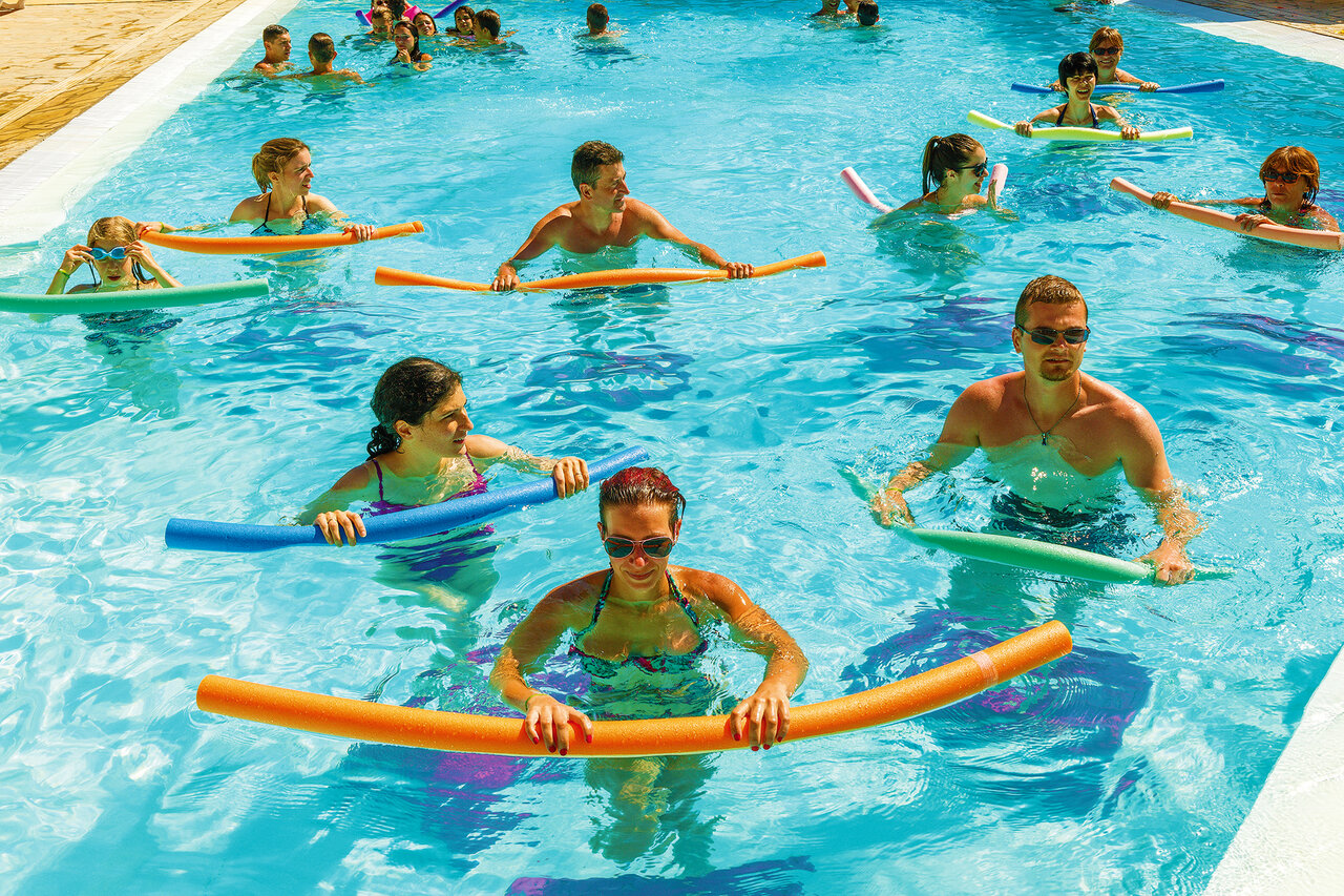 Piscine ext�rieure avec cours d'aquagym au camping VAGUES OCEANES Marinette � Ste Marie La Mer (66).