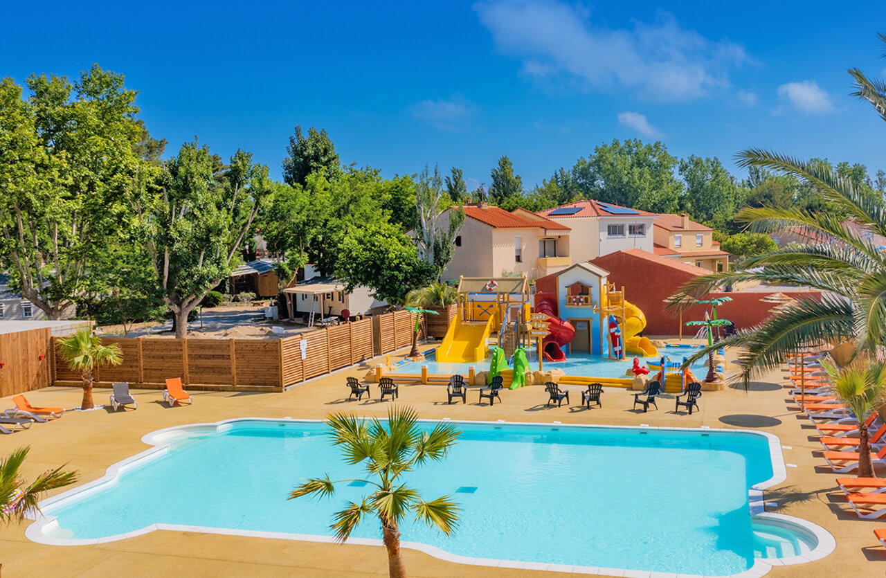 Grande piscine ext�rieure et parc aquatique avec toboggans au camping VAGUES OCEANES Marinette � Ste Marie La Mer (66).