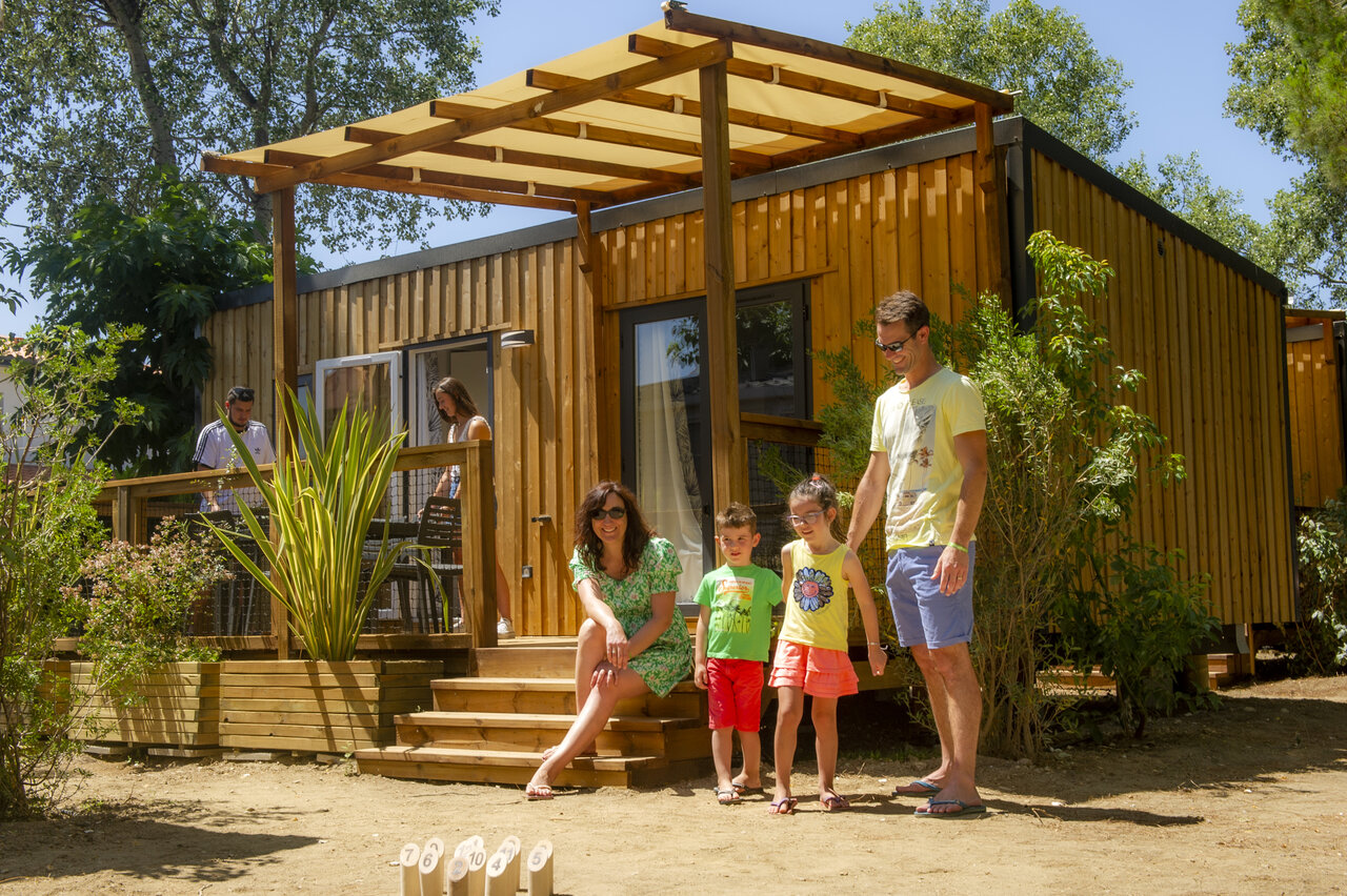 Mobil-home avec terrasse et famille au camping VAGUES OCEANES Marinette � Ste Marie La Mer (66).