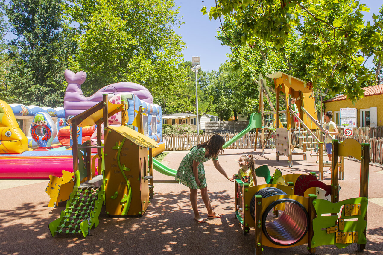 Aire de jeux avec structures gonflables et toboggans au camping VAGUES OCEANES Marinette � Ste Marie La Mer (66)