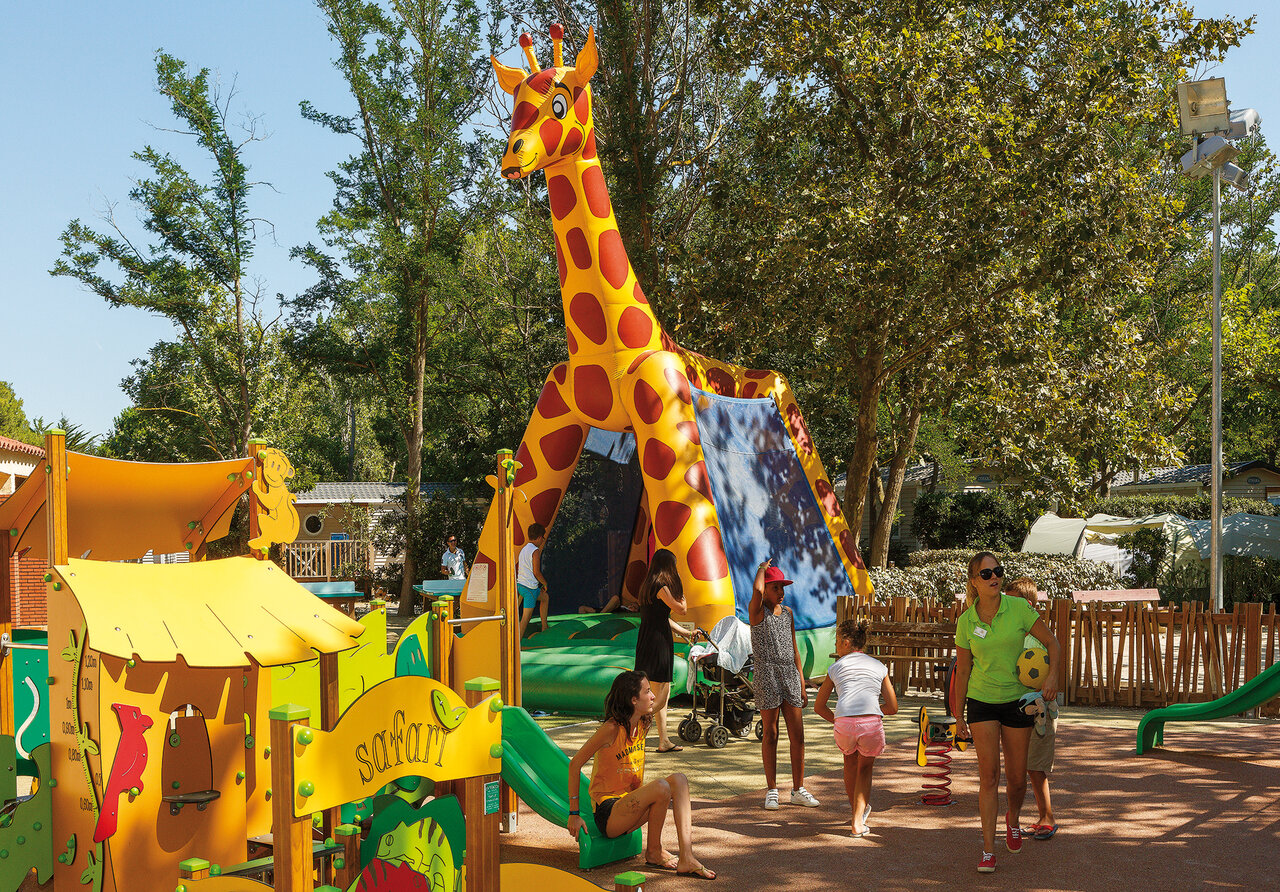 Toboggan gonflable girafe et aire de jeux au camping VAGUES OCEANES Marinette � Ste Marie La Mer (66).