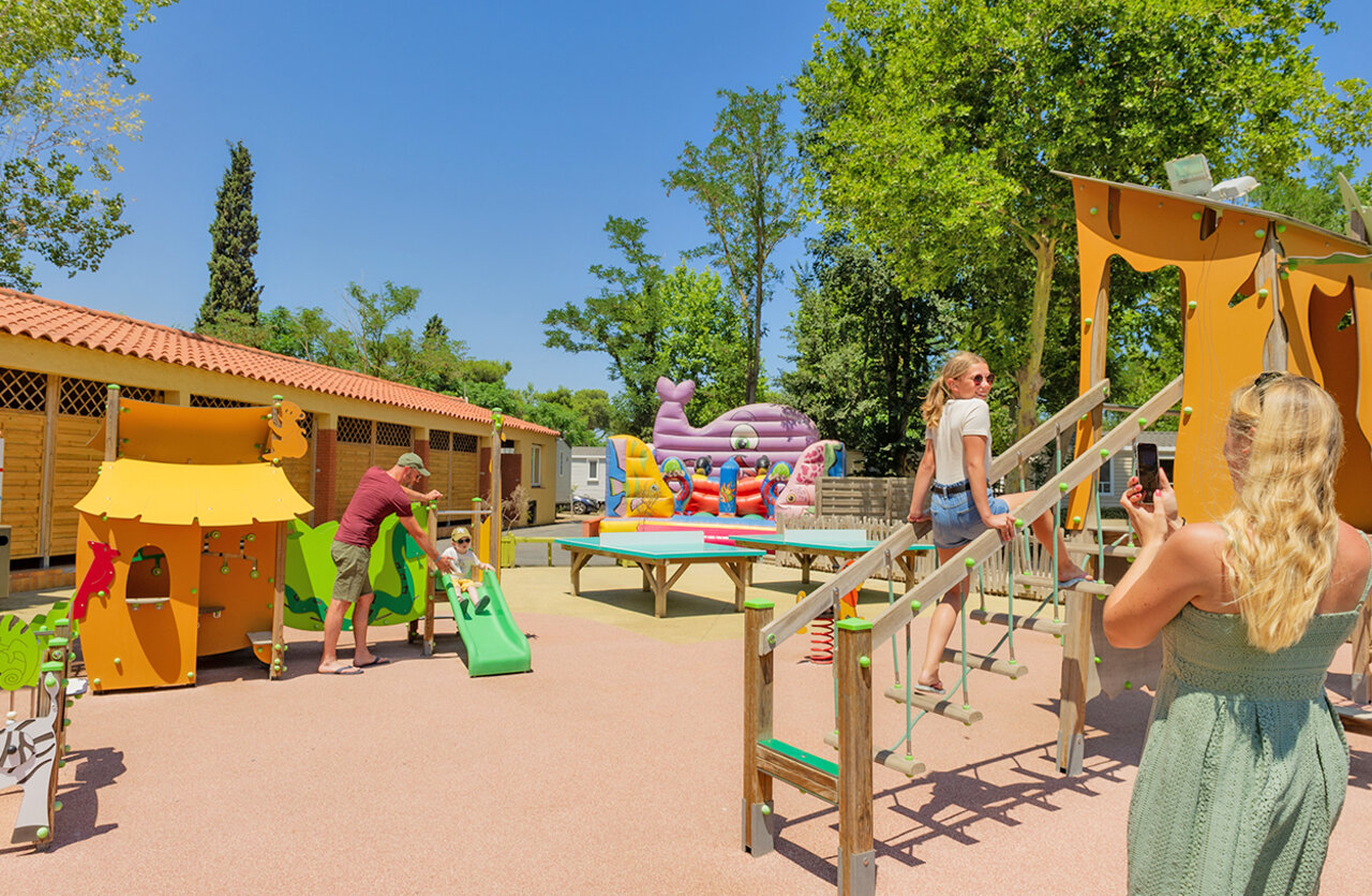 Aire de jeux, toboggans, ch�teau gonflable au camping VAGUES OCEANES Marinette � Ste Marie La Mer.