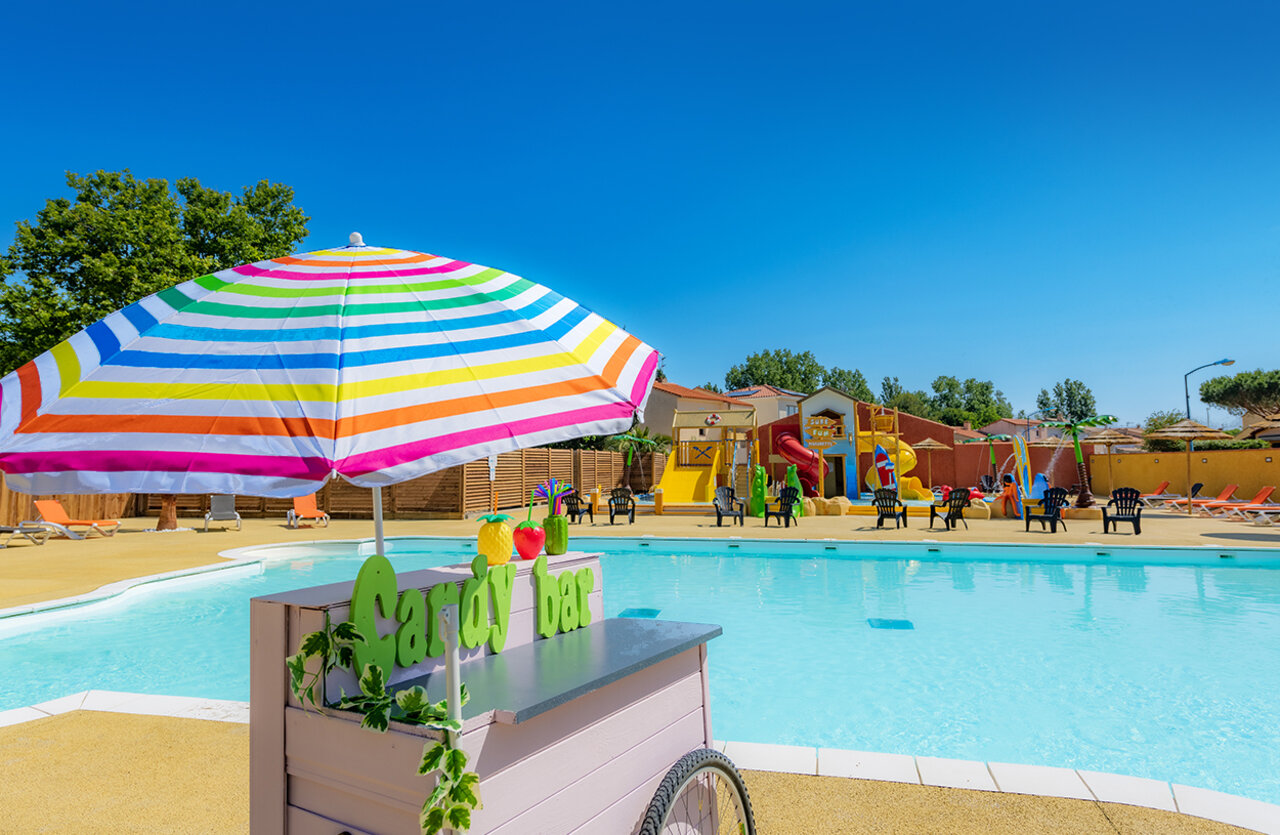 Piscine ext�rieure, toboggans et jeux aquatiques au camping VAGUES OCEANES Marinette (66).