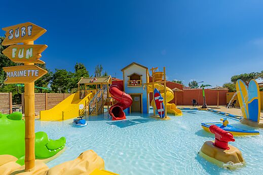 Spielerisches Schwimmbad auf dem Campingplatz VAGUES OCEANES Marinette in Ste Marie La Mer (66).