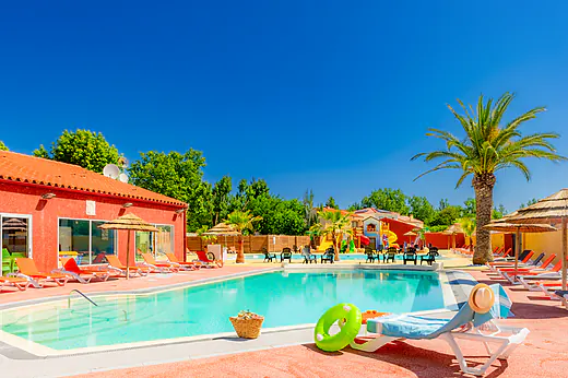 Piscine extérieure et aire de jeux aquatique au camping VAGUES OCEANES Marinette à Ste Marie La Mer (66). Piscine extérieure et aire de jeux aquatique au camping VAGUES OCEANES Marinette à Ste Marie La Mer (66).