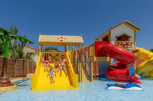 Wasserrutschen Familie auf dem Campingplatz VAGUES OCEANES Marinette in Ste Marie La Mer (66).