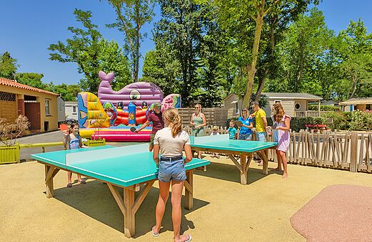 Tischtennisplatten und aufblasbare Spielstruktur f�r Kinder auf dem Campingplatz VAGUES OCEANES Marinette in Ste Marie La Mer (66).