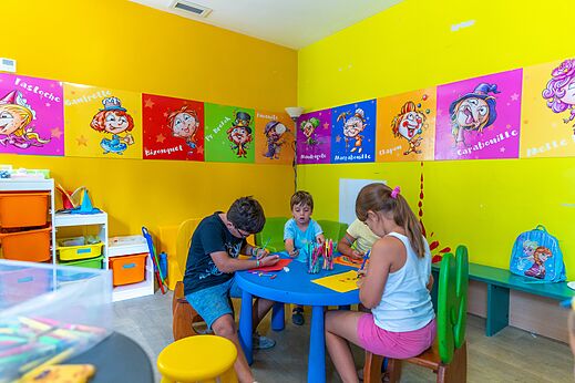 Kinder zeichnen und spielen im Spielzimmer auf dem Campingplatz VAGUES OCEANES Marinette in Ste Marie La Mer (66).