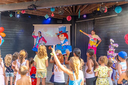 Kinderanimation mit Maskottchen und Animateuren auf der B�hne auf dem Campingplatz VAGUES OCEANES Marinette in Ste Marie La Mer (66).