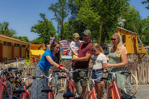 Familie w�hlt Fahrr�der auf dem Campingplatz VAGUES OCEANES Marinette in Ste Marie La Mer (66).