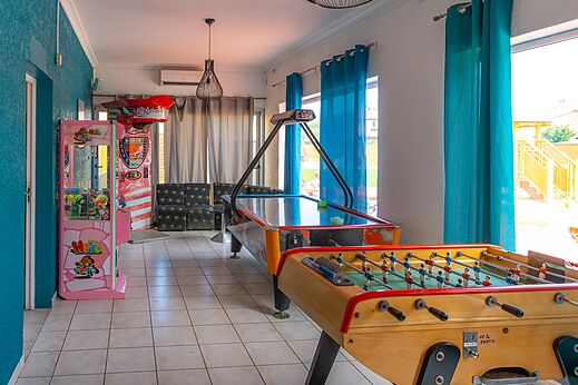 Kicker, Airhockey und Arcade-Spiele auf dem Campingplatz VAGUES OCEANES Marinette in Ste Marie La Mer.